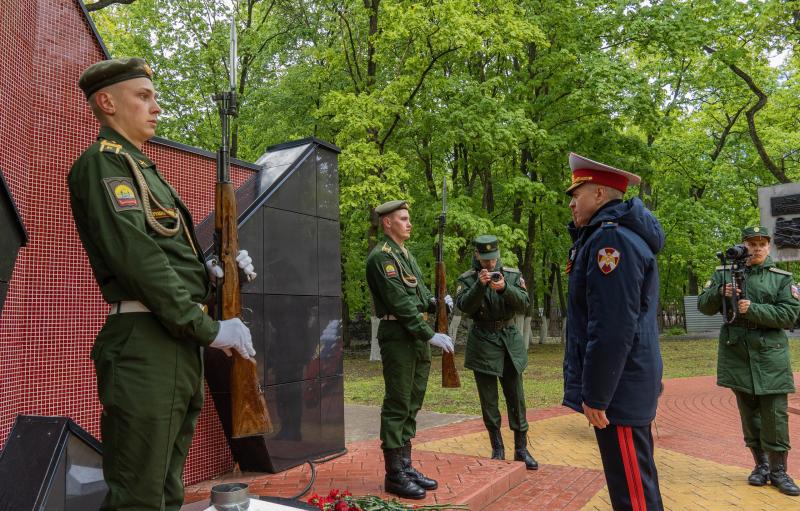 В Пензе представители Росгвардии возложили цветы к стеле ветеранам ПАИИ