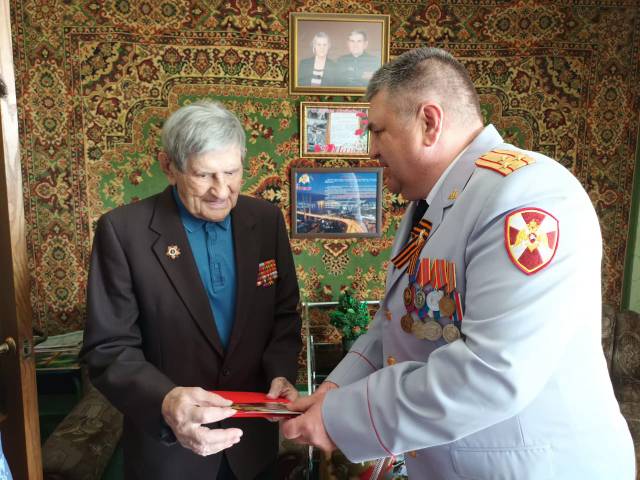 Начальник Управления Росгвардии по Приморскому краю поздравил с Днем Победы ветерана Великой Отечественной войны