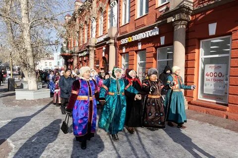 В Улан-Удэ на Дэгэлфлешмоб до 500 участников вышли на улицы в нацкостюмах