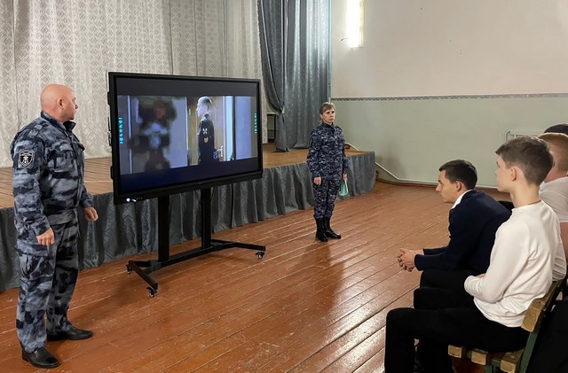 Сотрудники вневедомственной охраны Росгвардии проводят профориентационные встречи на Ставрополье