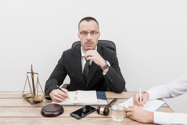 Онлайн-консультация или личная встреча: как выбрать юриста