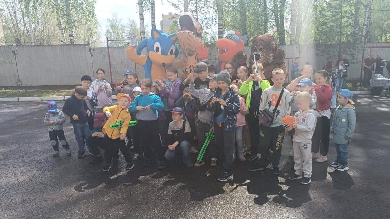 «Здравствуй, лето!» В Кирове росгвардейцы организовали праздник для детей