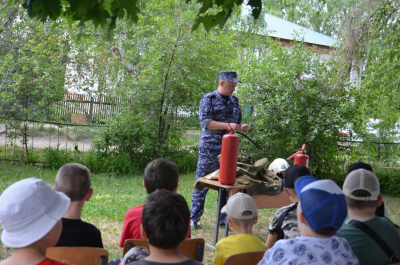 В Пензенской области росгвардейцы посетили школьный лагерь в рамках акции «Каникулы с Росгвардией»