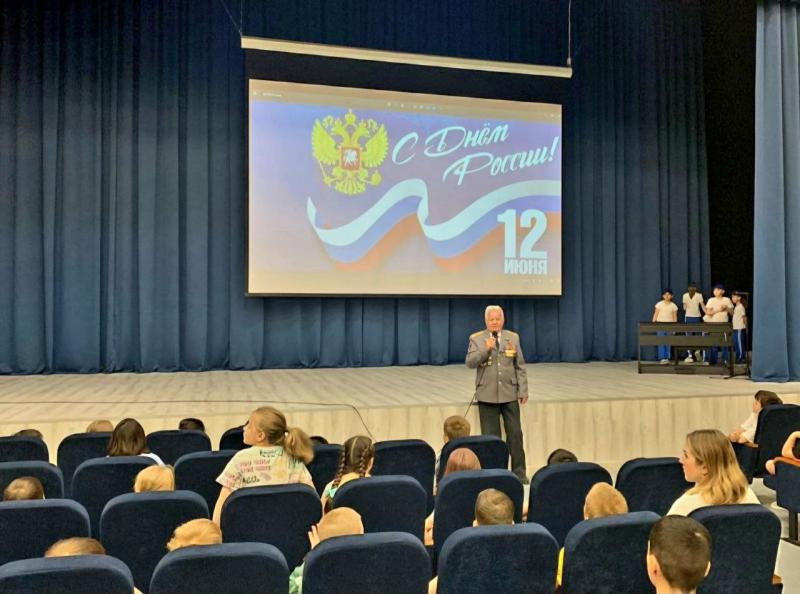 Ветеран войск правопорядка по Московкой области провел патриотическую встречу с учениками подшефной школы