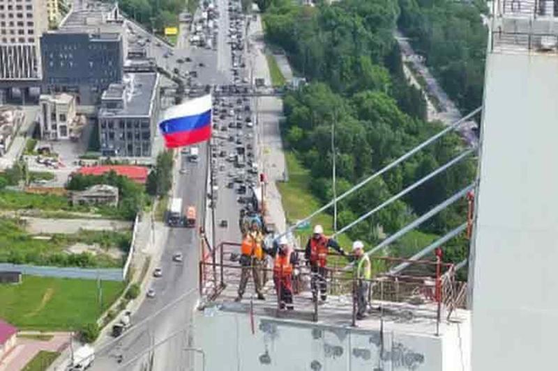 Флаг РФ установили в День России на пилоне четвертого моста в Новосибирске