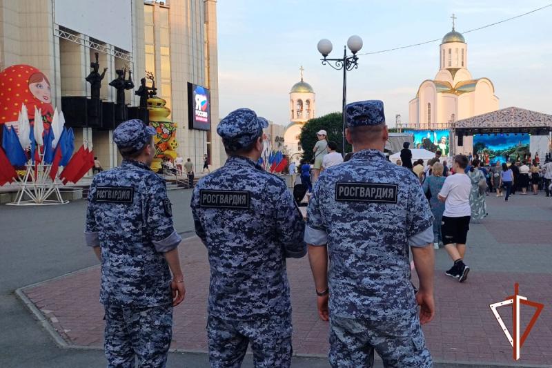 Сотрудники Росгвардии обеспечили правопорядок во время празднования Дня России в Курганской области