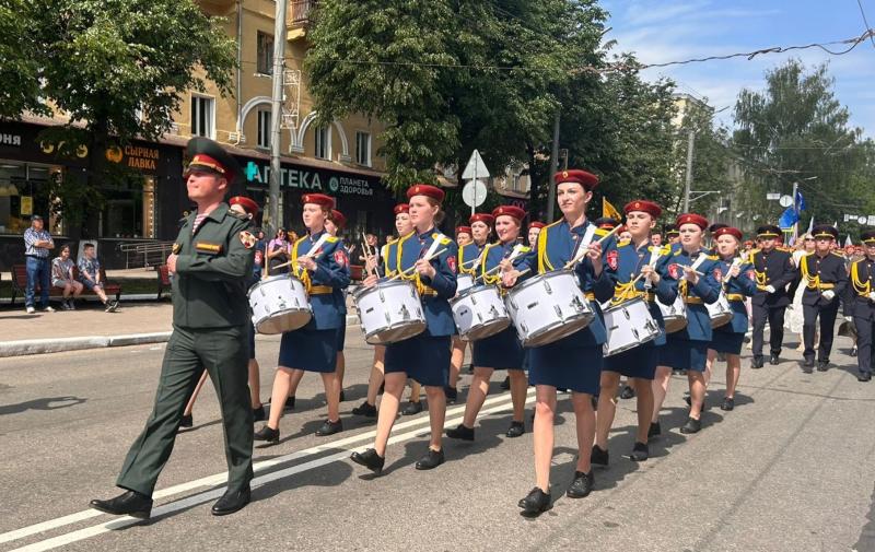 В Кирове подшефные росгвардейцев приняли участие в торжественном шествии, посвященном Дню города