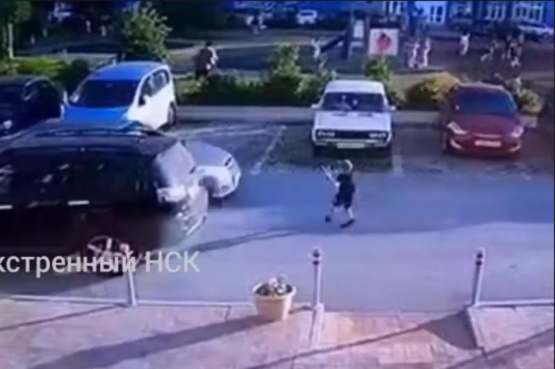 Водитель сбил 6-летнего ребенка во дворе дома Новосибирска