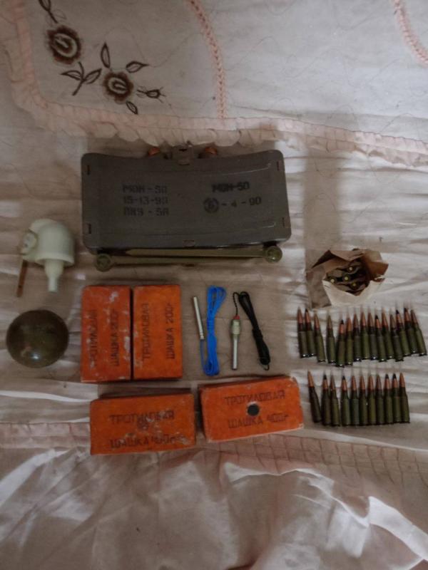 Сотрудники Росгвардии обнаружили сразу три тайника с взрывчаткой и боеприпасами в Херсонской области