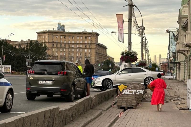 Иномарка повисла на бордюре в центре Новосибирска