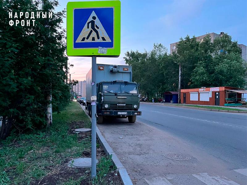 Кировчане жалуются на брошенный у перехода и закрывающий обзор грузовик