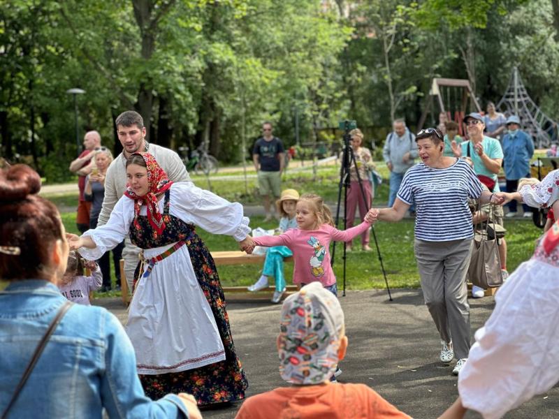 Несколько сотен жителей и гостей Реутова приняли участие в праздничных мероприятиях в парке «Фабричный пруд»