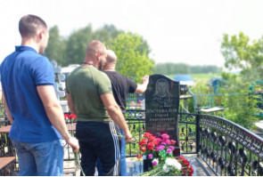 В Зауралье офицеры СОБР почтили память погибшего на Северном Кавказе 16 лет назад боевого товарища