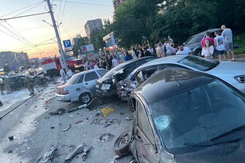Автогонщик на BMW устроил коллапс на Красном проспекте Новосибирска