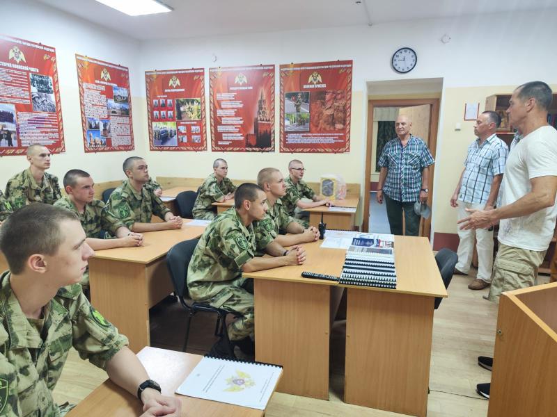 В Кирове ветеран ведомства провел экскурсию по воинской части Росгвардии для представителей 