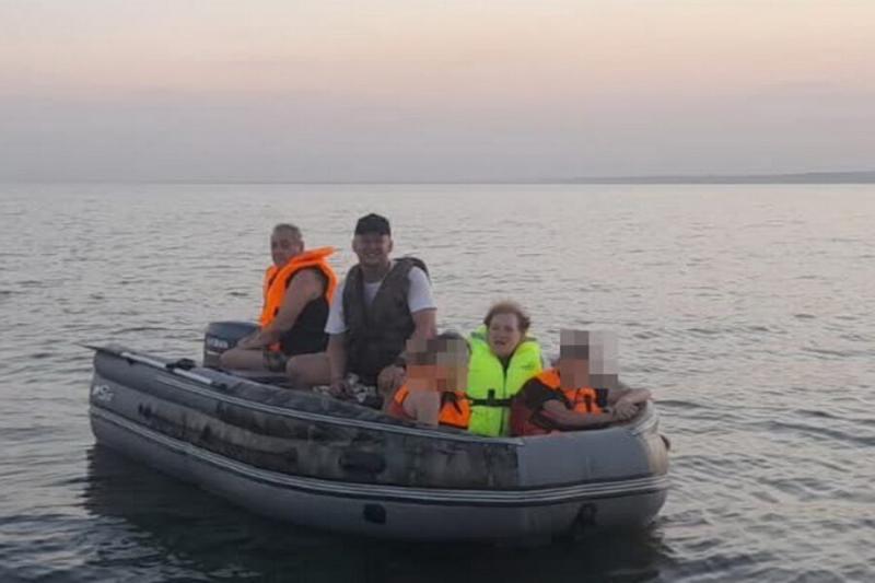 Семья в сломанной лодке ждала помощи спасателей на Обском водохранилище