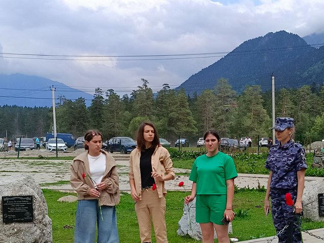 Росгвардейцы посетили мемориальный комплекс на поляне Таулу в селе Архыз