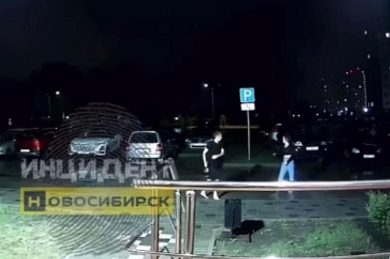 Любовная драма в Новосибирске попала на видео камер у подъезда дома