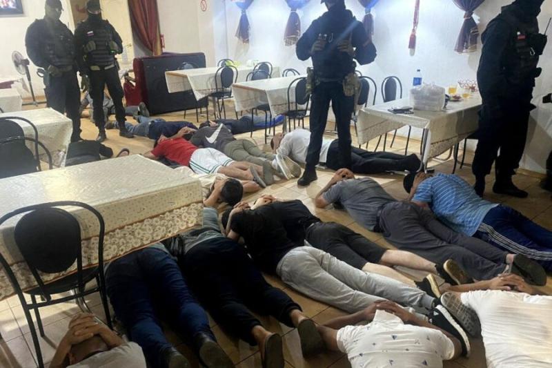 ФСБ со спецназом положила лицом в пол 27 мигрантов в узбекском кафе Бердска