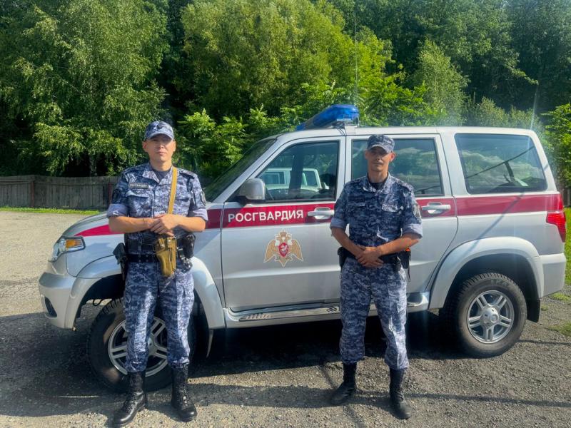 Росгвардейцы в Горно-Алтайске пришли на помощь потерявшему сознание прохожему