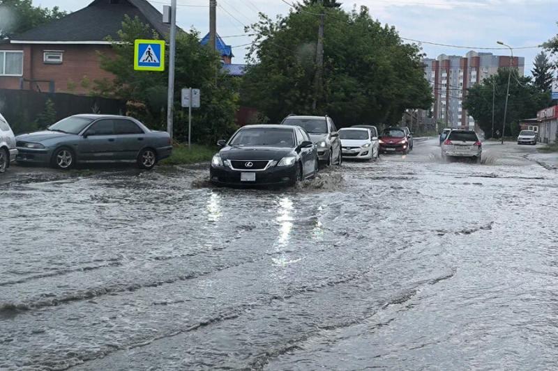 Последствия сильного ливня и штормового ветра устраняют в Новосибирске