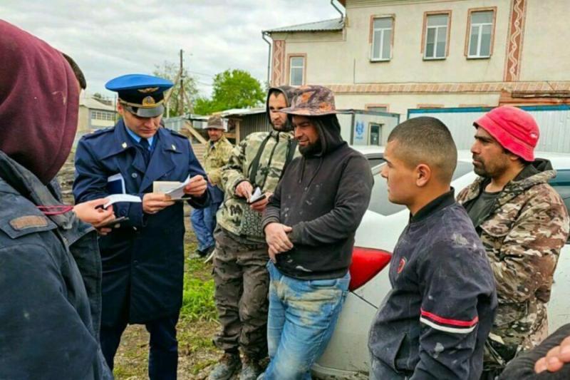 Давать мигрантам гражданство РФ после постановки на воинский учет предложили в Госдуме