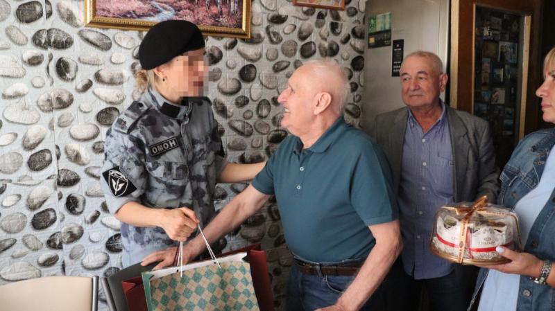 Ветерана столичного спецподразделения поздравили с 80-летним юбилеем