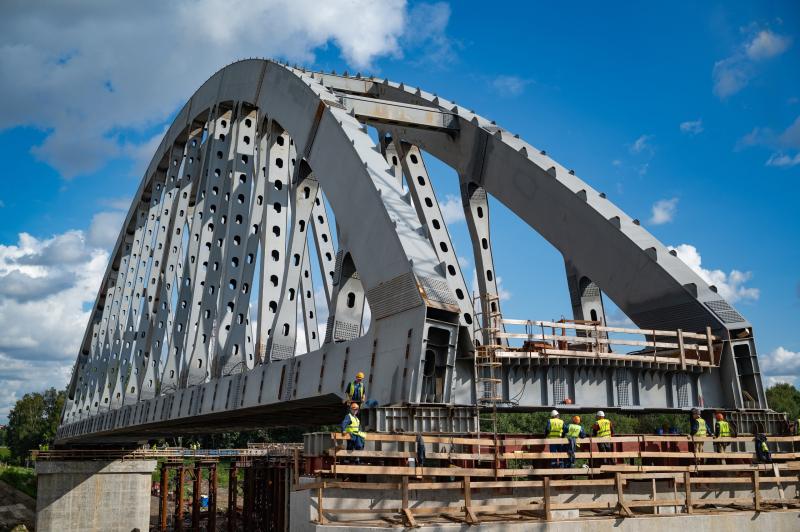 Строители НПС установили мост в Химках на постоянные опоры