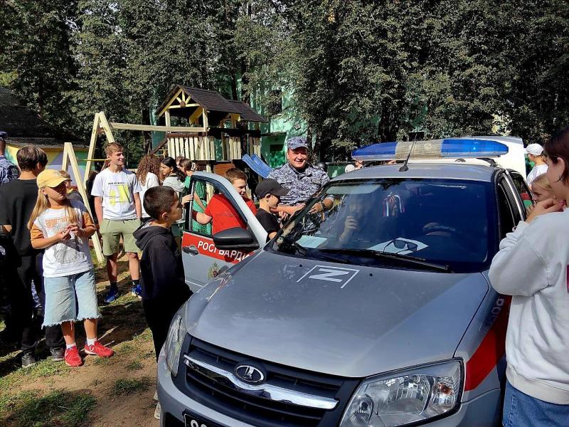 В Московской области сотрудники Росгвардии провели урок безопасности для юных жителей региона