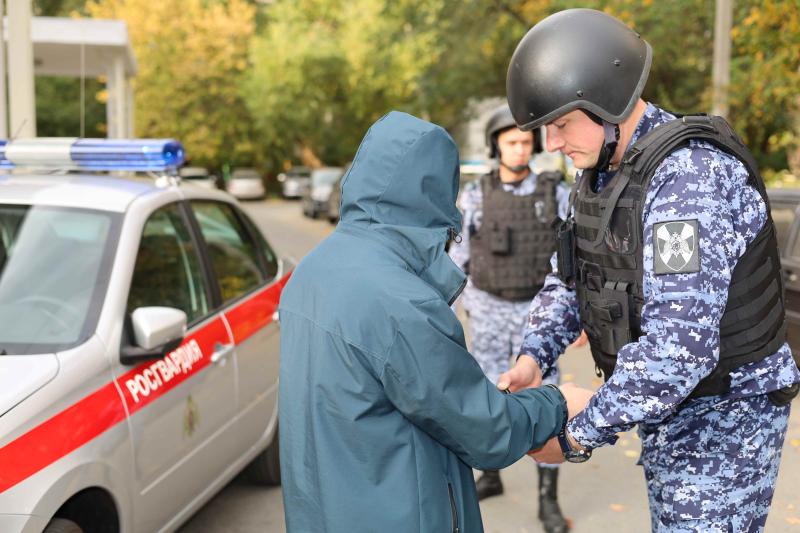 В Зеленодольском районе Татарстана сотрудники Росгвардии задержали молодого человека, подозреваемого в грабеже пенсионера