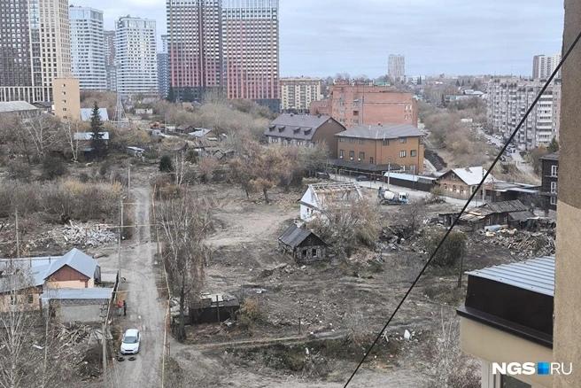 В Новосибирске рядом с «Аурой» начали сносить частный сектор