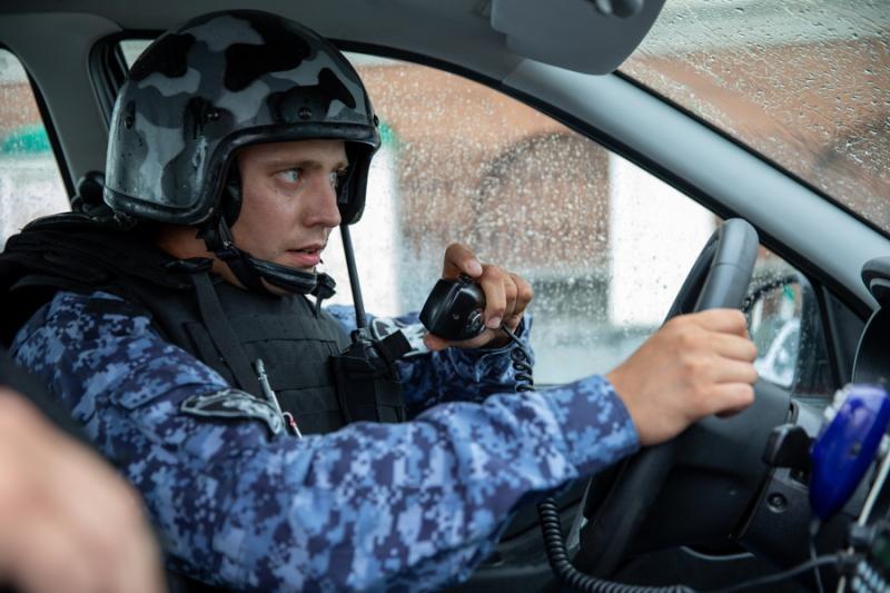 В Пензе росгвардейцы задержали буйного мужчину, пытавшегося уснуть в одном из спортивных учреждений