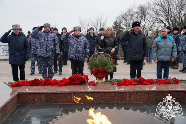 В Ульяновске росгвардейцы почтили память павших воинов, чьи имена остались неизвестны