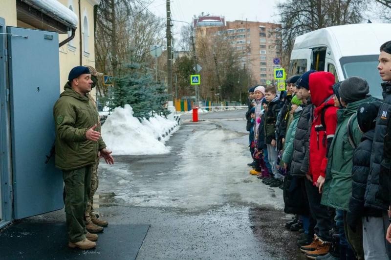 В Подмосковье сотрудники СОБР Росгвардии провели для школьников предновогоднее путешествие - экскурсию по отряду спецподразделения