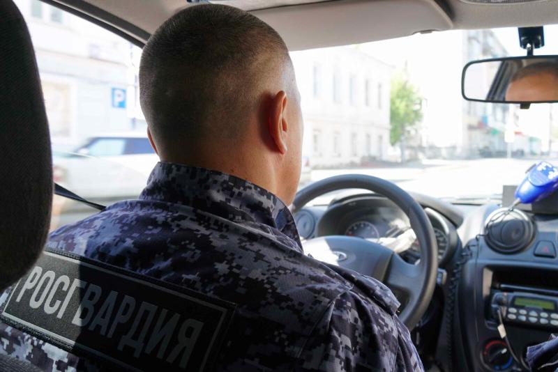 Сотрудники Росгвардии пресекли попытку хищения в гипермаркете, задержав двух молодых девушек