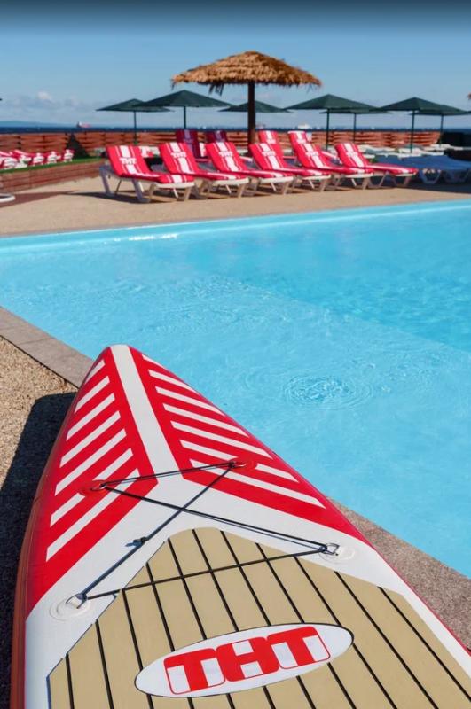 ТНТ открыл брендированную зону отдыха на пляже во Владивостоке