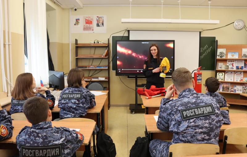 На Чукотке сотрудник Росгвардии провел урок пожарной безопасности в кадетском классе