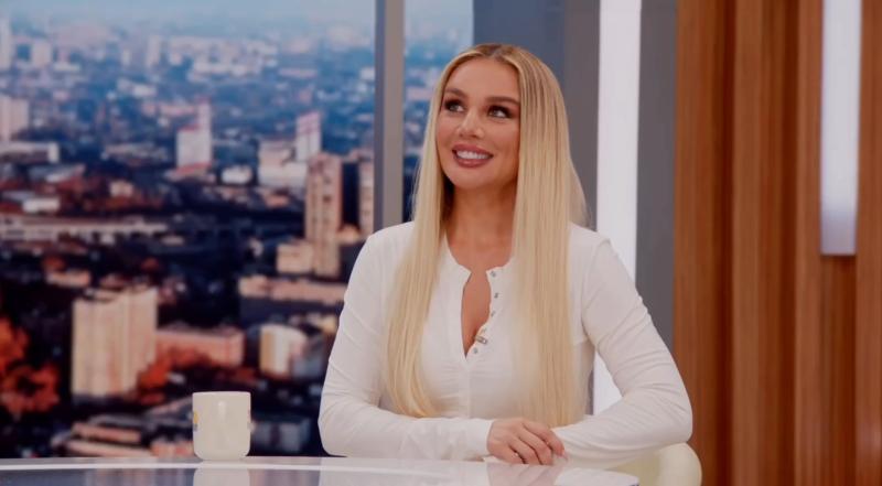 «Спасибо Макану, что превозносит любовь!»: Анна Седокова осудила современных исполнителей за отношение к женщинам в шоу «УТРО.ТНТ»