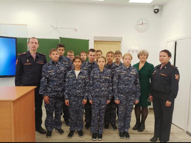 Ступинские Росгвардейцы в преддверии праздника Дня вневедомственной охраны провели урок мужества курсантам в Росгвардейском классе.