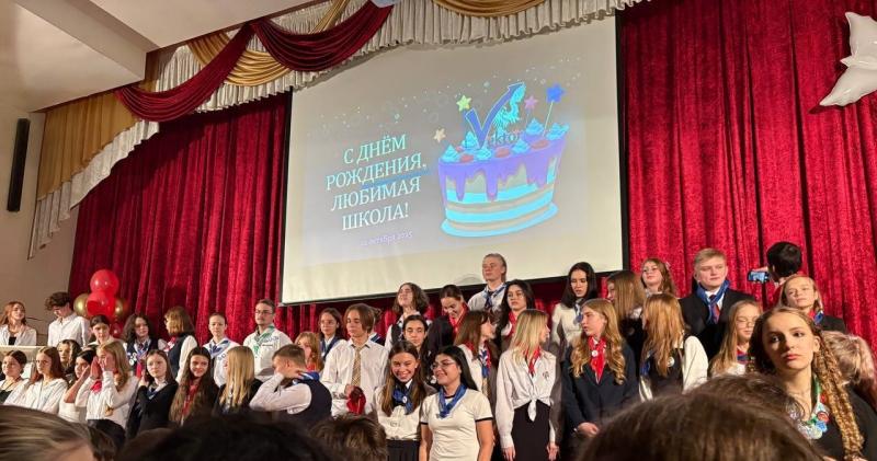 Ученики «Вектора» сложили 1000 журавликов и поздравили школу с днем рождения