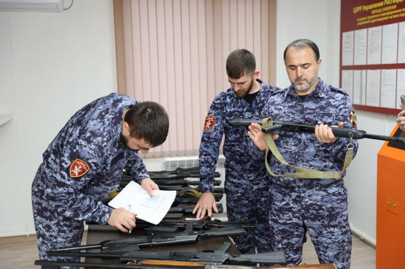 В УПРАВЛЕНИЕ РОСГВАРДИИ ПО ЧЕЧЕНСКОЙ РЕСПУБЛИКЕ ГРАЖДАНЕ ПЕРЕДАЛИ 20 ЕДИНИЦ ОРУЖИЯ ДЛЯ НУЖД СВО