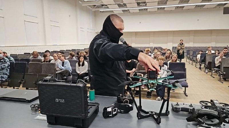 Сотрудники спецподразделения Росгвардии навестили московских школьников