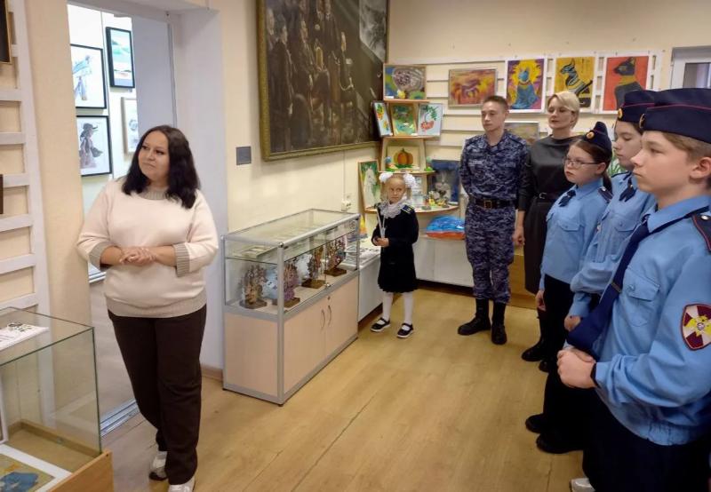 В Подмосковье росгвардейцы провели экскурсию для кадетов