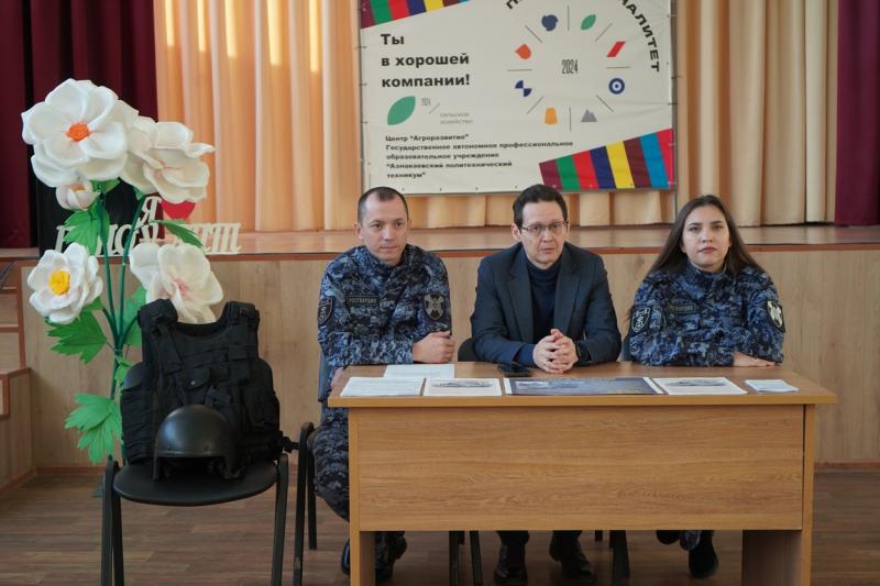 В Азнакаевском районе Татарстана сотрудники Росгвардии провели занятие для студентов политехнического техникума