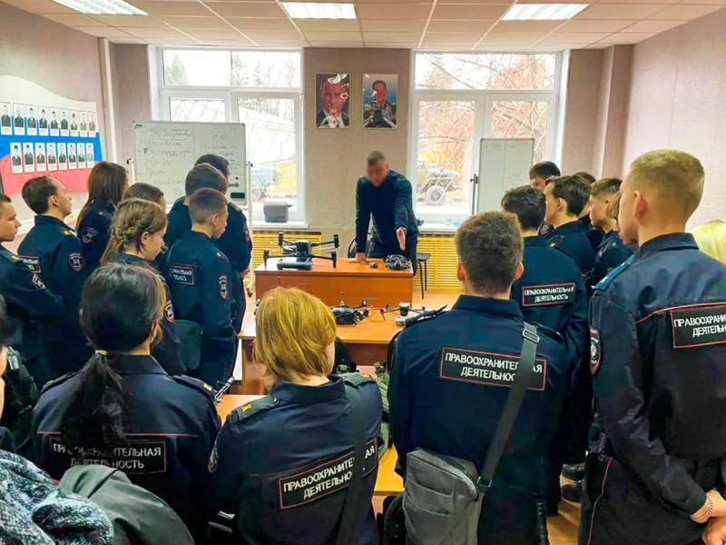 В Подмосковье сотрудники спецподразделения Росгвардии провели экскурсию по подразделению для кадетов