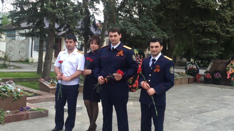 Сотрудники следственного отдела по городу Георгиевск возложили цветы к мемориалу «Огонь Вечной Славы»