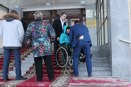 Активисты ОНФ провели мониторинг доступности социальных объектов для инвалидов в Салехарде и Ноябрьске
