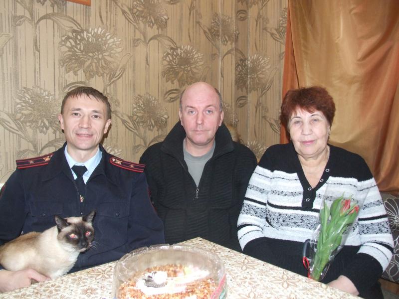 Сотрудники Росгвардии Дмитрова поздравили семью ветерана боевых действий с Международным женским днем!